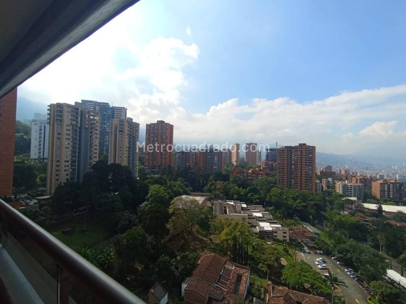 Apartamento de 2 Alcobas con Doble Parqueadero Cubierto en Loma