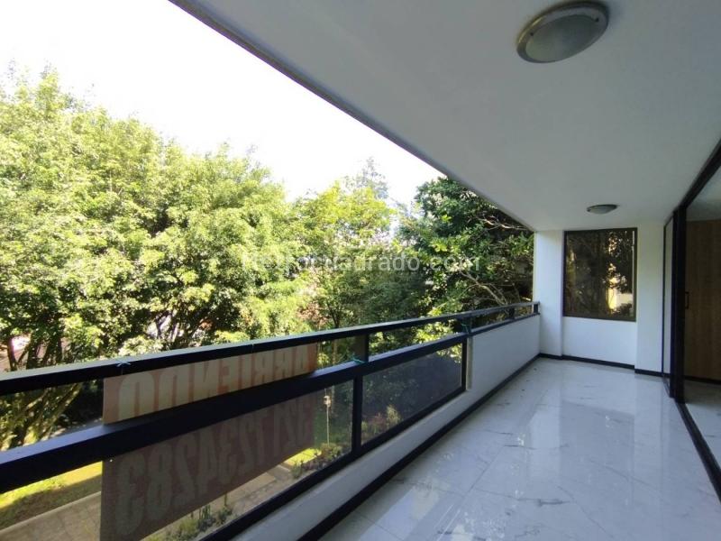 Modern 4BR Apartment with Balcony in La Concha - 2