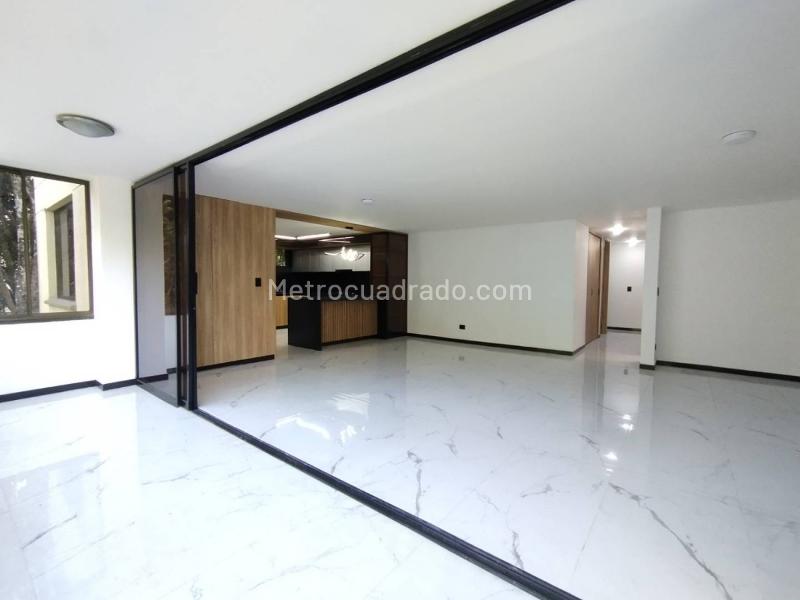 Modern 4BR Apartment with Balcony in La Concha - 3