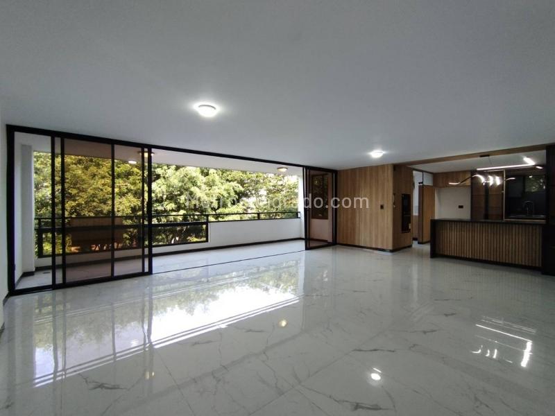 Modern 4BR Apartment with Balcony in La Concha - 4