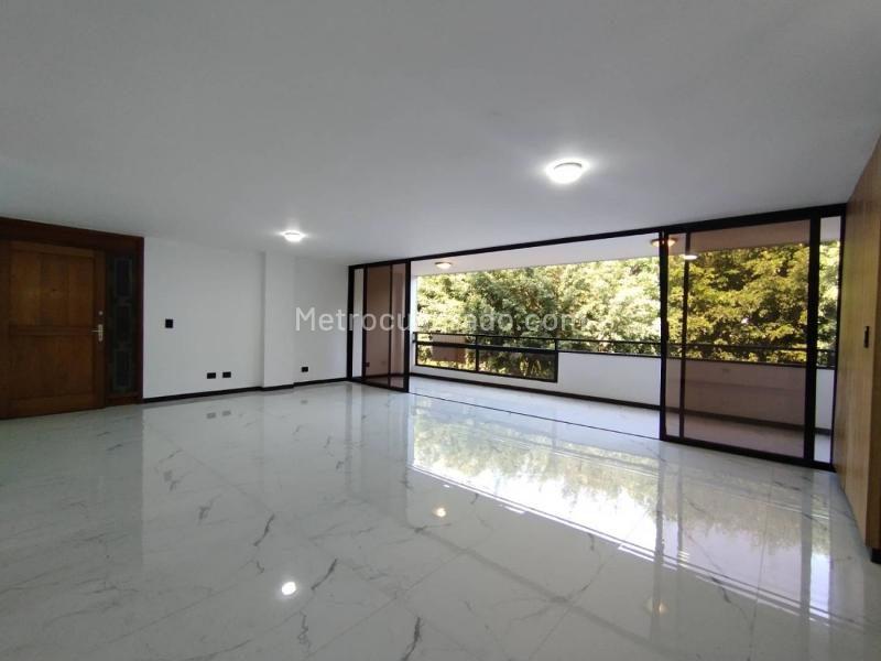 Modern 4BR Apartment with Balcony in La Concha - 5
