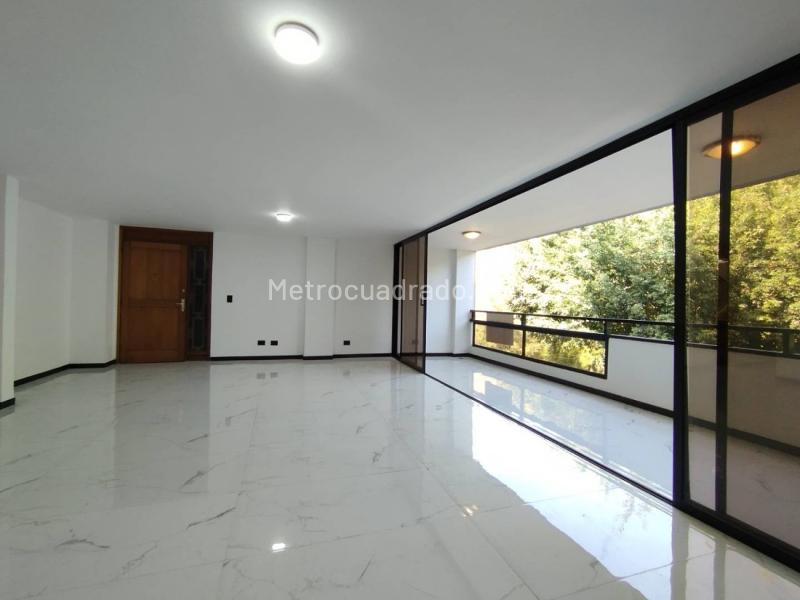 Modern 4BR Apartment with Balcony in La Concha - 7