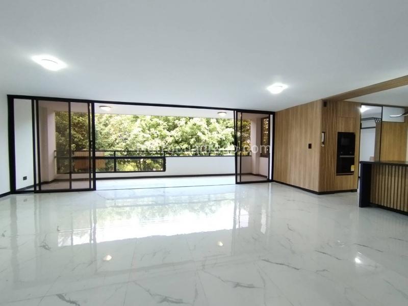 Modern 4BR Apartment with Balcony in La Concha - 8