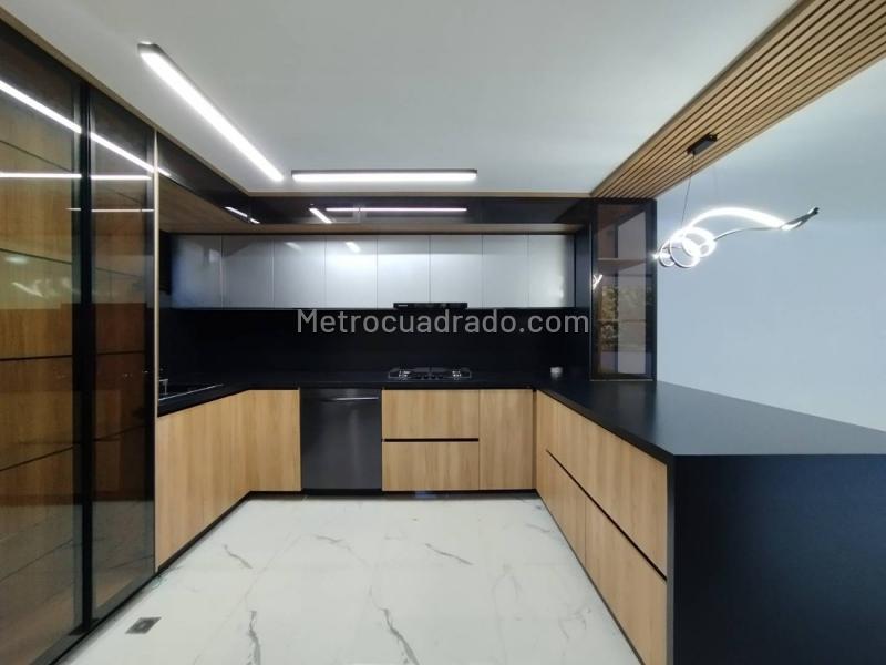 Modern 4BR Apartment with Balcony in La Concha - 9