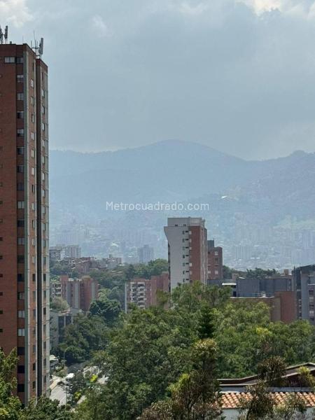 Charming 3BR Apartment with Balconies in Loma Del Campestre