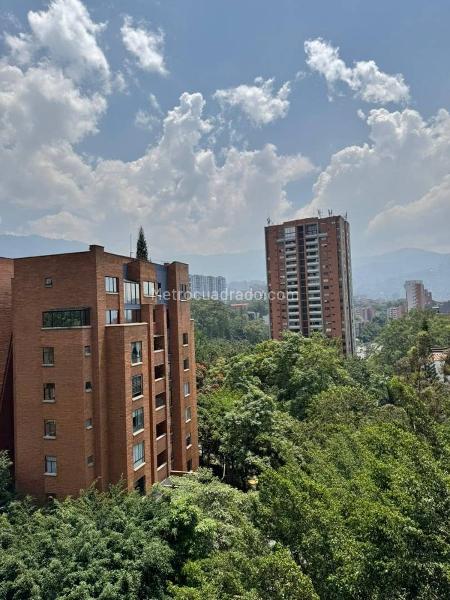 Charming 3BR Apartment with Balconies in Loma Del Campestre - 2