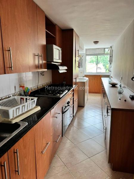 Charming 3BR Apartment with Balconies in Loma Del Campestre - 5