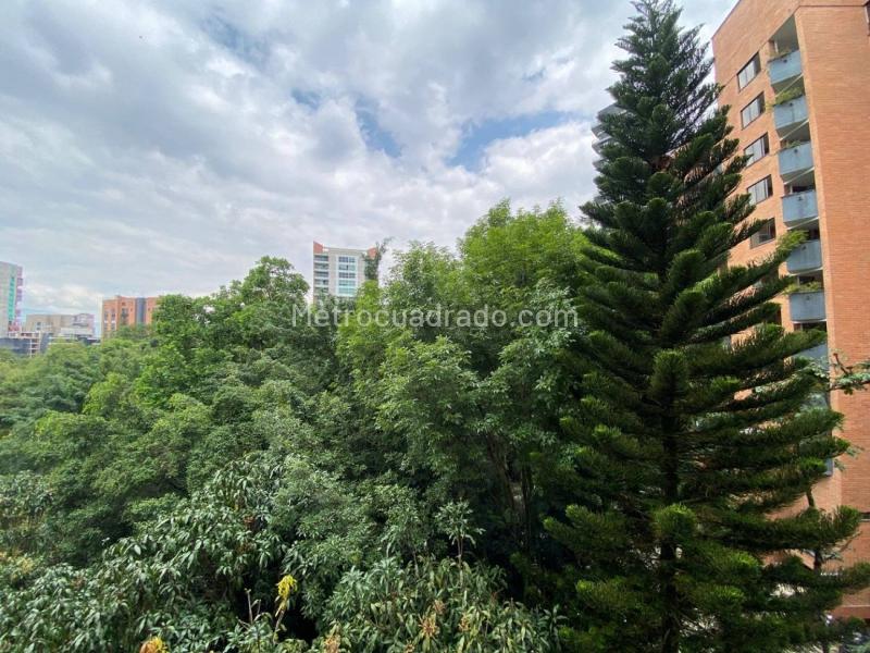 Amplio Apartamento de 3 Alcobas en El Poblado (Lomas 1)