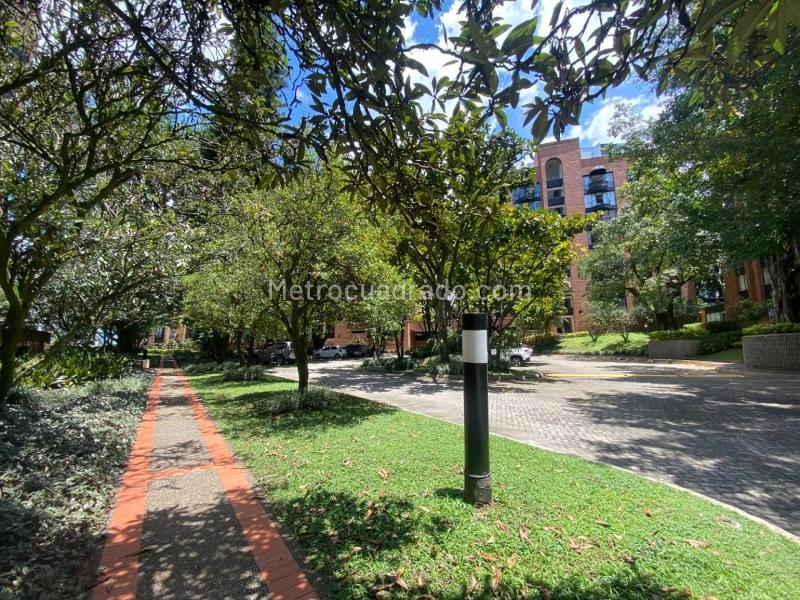 Apartamento Estiloso de 3 Alcobas en Patio Bonito