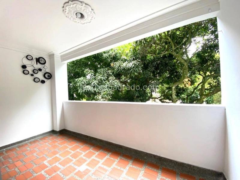 Apartamento Amplio de 3 Alcobas con Pisos en Mármol en Castropol