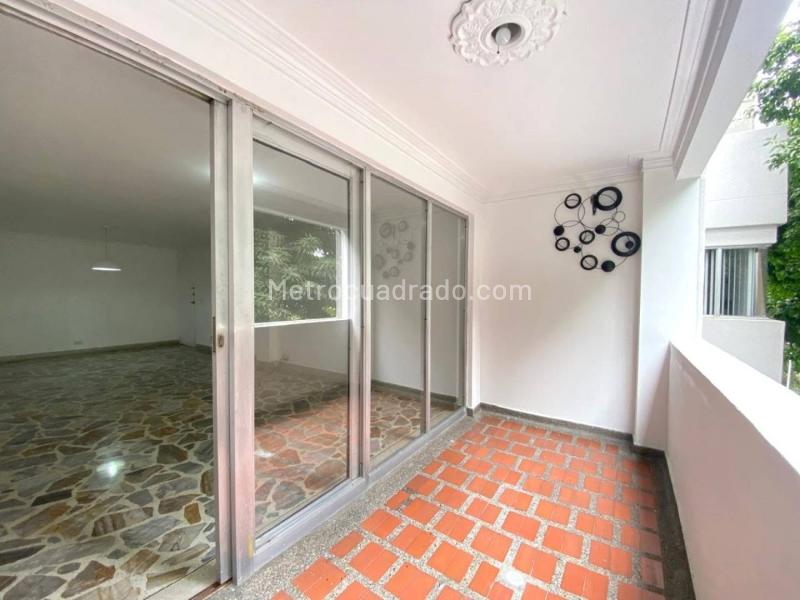 Apartamento Amplio de 3 Alcobas con Pisos en Mármol en Castropol - 2