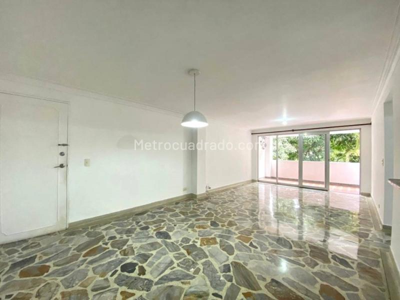 Apartamento Amplio de 3 Alcobas con Pisos en Mármol en Castropol - 3