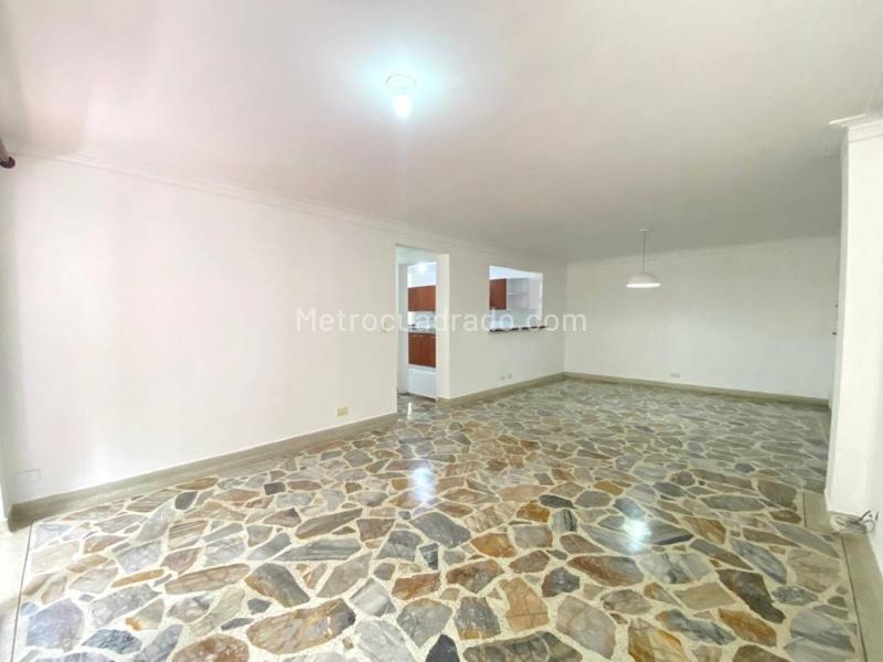 Apartamento Amplio de 3 Alcobas con Pisos en Mármol en Castropol - 6