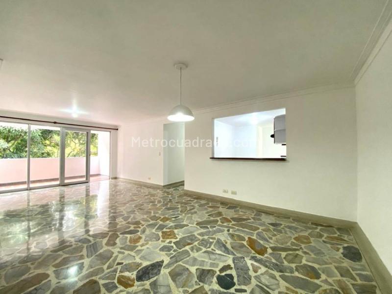 Apartamento Amplio de 3 Alcobas con Pisos en Mármol en Castropol - 7