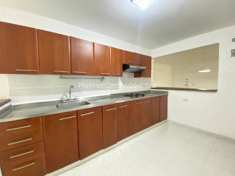 Apartamento Amplio de 3 Alcobas con Pisos en Mármol en Castropol - 8