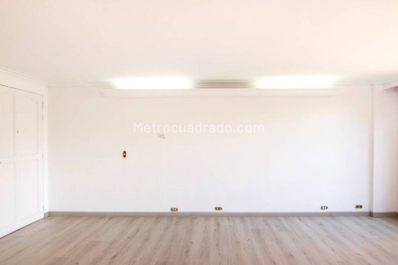 3BR Apartment in Los Balsos near Shopping and Public Transport - 4