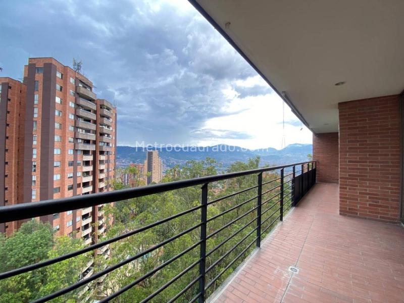 Apartamento amplio de 3 habitaciones con balcón, parqueadero y amenidades en Loma de los Gonzalez