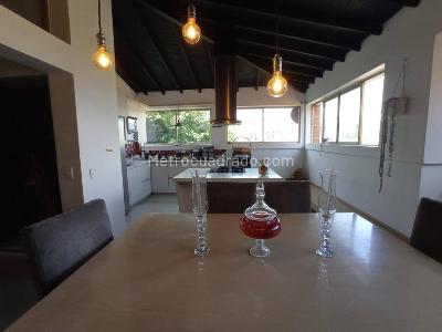 Apartamento de 4 alcobas en venta en Loma De Los Parra, Medellín, 217 m² · foto 2 de 20
