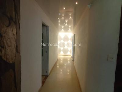 Apartamento de 4 alcobas en venta en Loma De Los Parra, Medellín, 217 m² · foto 3 de 20
