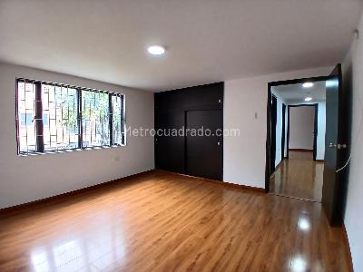 Casa de 4 alcobas en venta en Santa Ana Occidental, Bogotá, 350 m² · foto 3 de 12