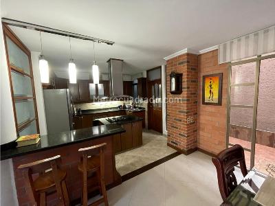 Casa de 4 alcobas en venta en Loma De San Jose, Sabaneta, 370 m² · foto 2 de 14