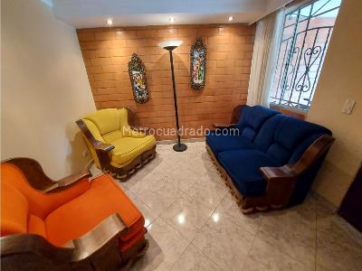 Casa de 3 alcobas en venta en Itagui, Itagüí, 213 m² · foto 2 de 20