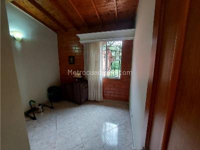 Casa de 3 alcobas en venta en Itagui, Itagüí, 213 m² · foto 19 de 20