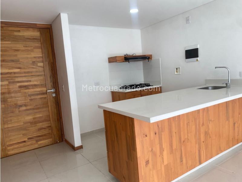 Apartamento de 2 Habitaciones con Balcón y Vista Panorámica en Sabaneta - 4