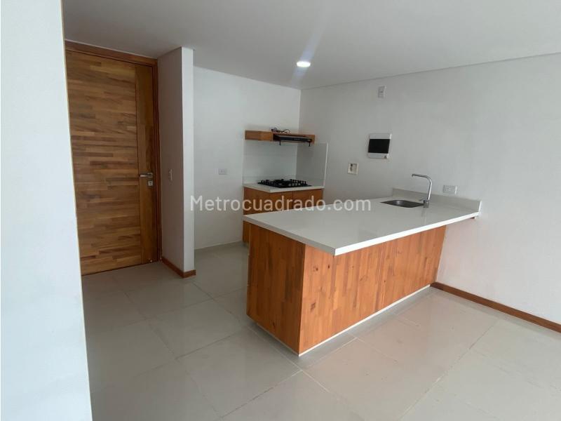 Apartamento de 2 Habitaciones con Balcón y Vista Panorámica en Sabaneta - 5