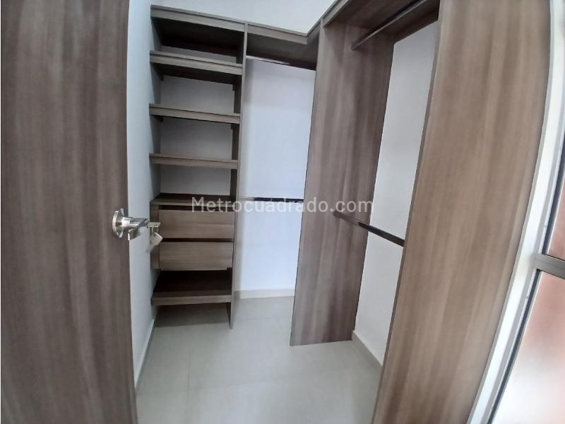 3BR Apartment with Balcony in Alto de la Flores - 2