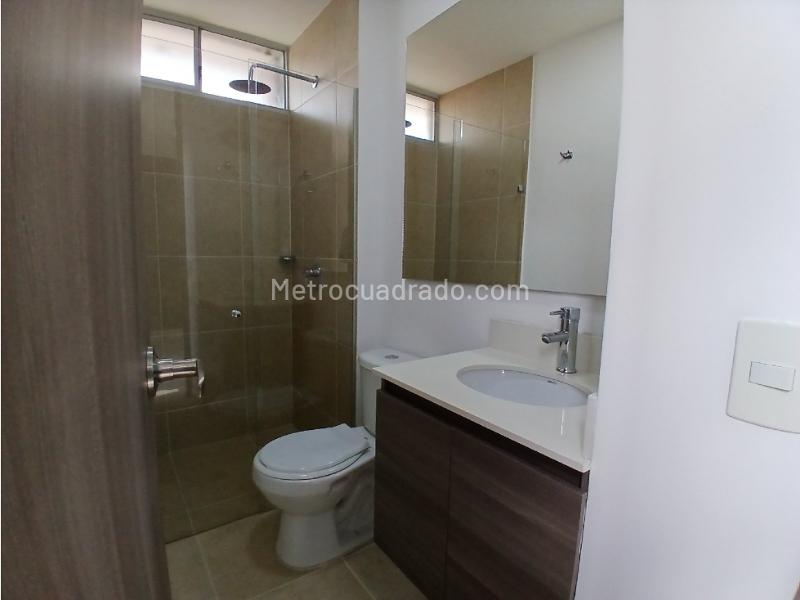 3BR Apartment with Balcony in Alto de la Flores - 4