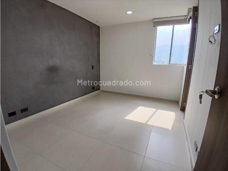 3BR Apartment with Balcony in Alto de la Flores - 8