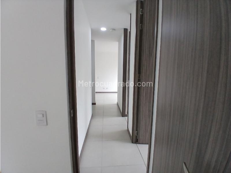 Apartamento de 3 Habitaciones con Balcón en Alto de La Flores - 3