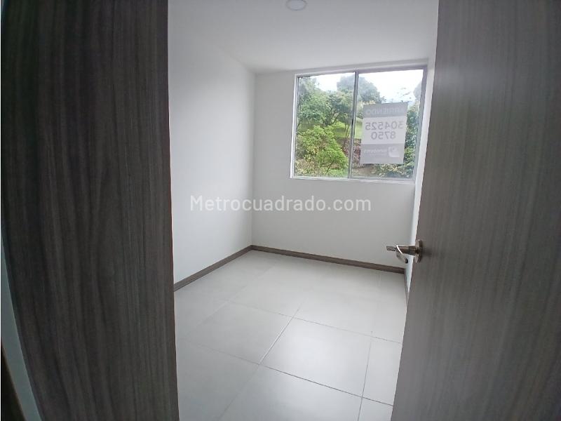 Apartamento de 3 Habitaciones con Balcón en Alto de La Flores - 5