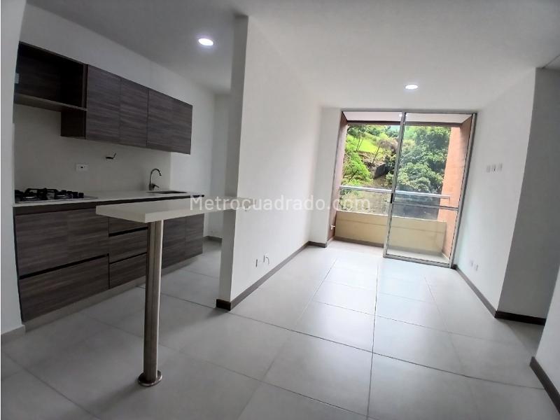 Apartamento de 3 Habitaciones con Balcón en Alto de La Flores - 7