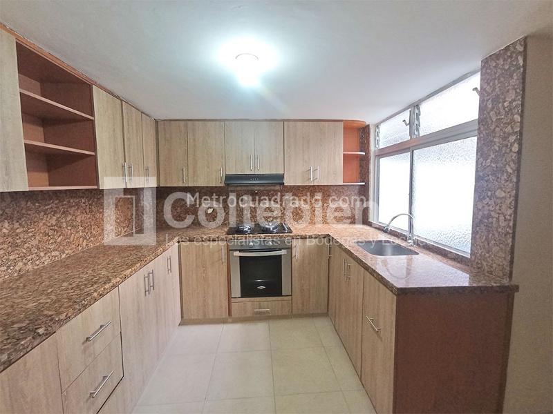 Apartamento de 4 Alcobas con Terraza y Parqueadero cerca Metro Floresta