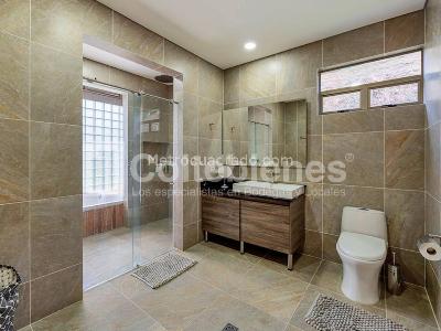 Casa de 5 alcobas en venta en Loma Del Escobero, Envigado · foto 19 de 20