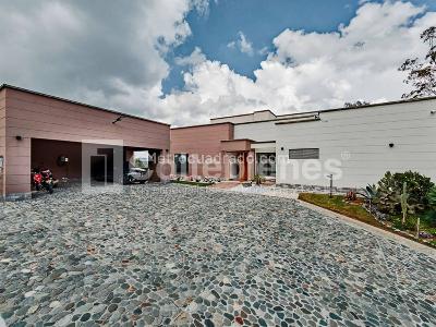 Casa de 5 alcobas en venta en Loma Del Escobero, Envigado · foto 2 de 20