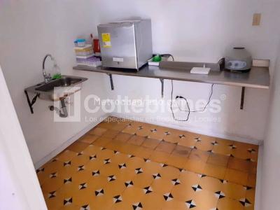 Casa de 5 alcobas en arriendo en Belen Parque, Medellín, 300 m² · foto 9 de 14