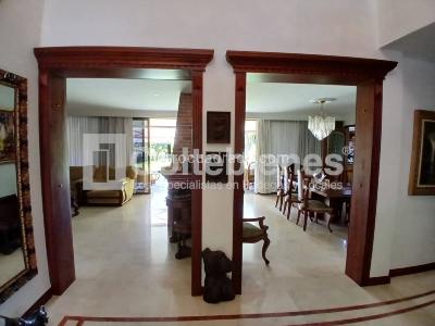 Casa de 4 alcobas en venta en El Poblado, Medellín, 995 m² · foto 2 de 20