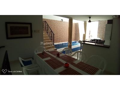 Casa de 5 alcobas en venta en Santa Isabel, Girardot, 259 m² · foto 3 de 11