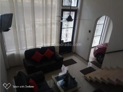 Casa de 5 alcobas en venta en Santa Isabel, Girardot, 259 m² · foto 4 de 11