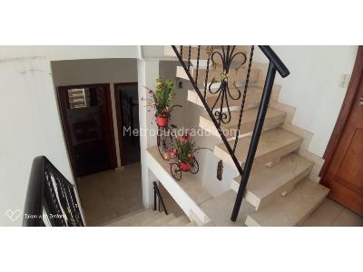 Casa de 5 alcobas en venta en Santa Isabel, Girardot, 259 m² · foto 9 de 11