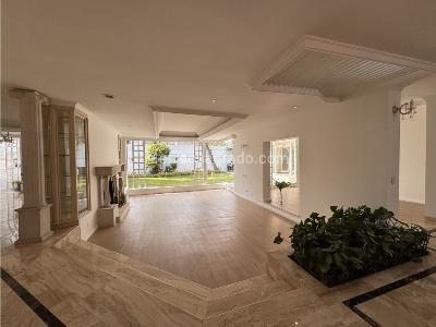 Casa de 4 alcobas en venta en Santa Ana, Bogotá, 810 m² · foto 2 de 19