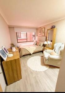 Apartamento de 3 alcobas en venta en Los Rosales Chico, Bogotá, 135 m² · foto 16 de 18