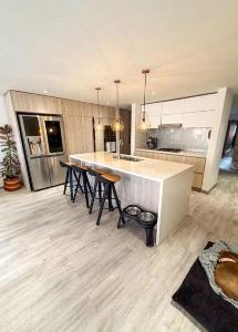 Apartamento de 3 alcobas en venta en Los Rosales Chico, Bogotá, 135 m² · foto 3 de 18