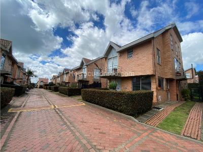 Casa de 4 alcobas en venta en Montebello, Chía, 242 m² · foto 2 de 20