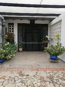 Casa de 4 alcobas en arriendo en Altos De Ciudad Jardin, Cali, 1450 m² · foto 2 de 10