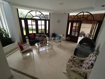 Casa de 3 alcobas en venta en Av, Cúcuta, 237 m² · foto 2 de 18