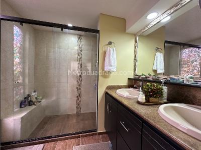 Apartamento de 3 alcobas en venta en El Poblado, Medellín, 207 m² · foto 12 de 17